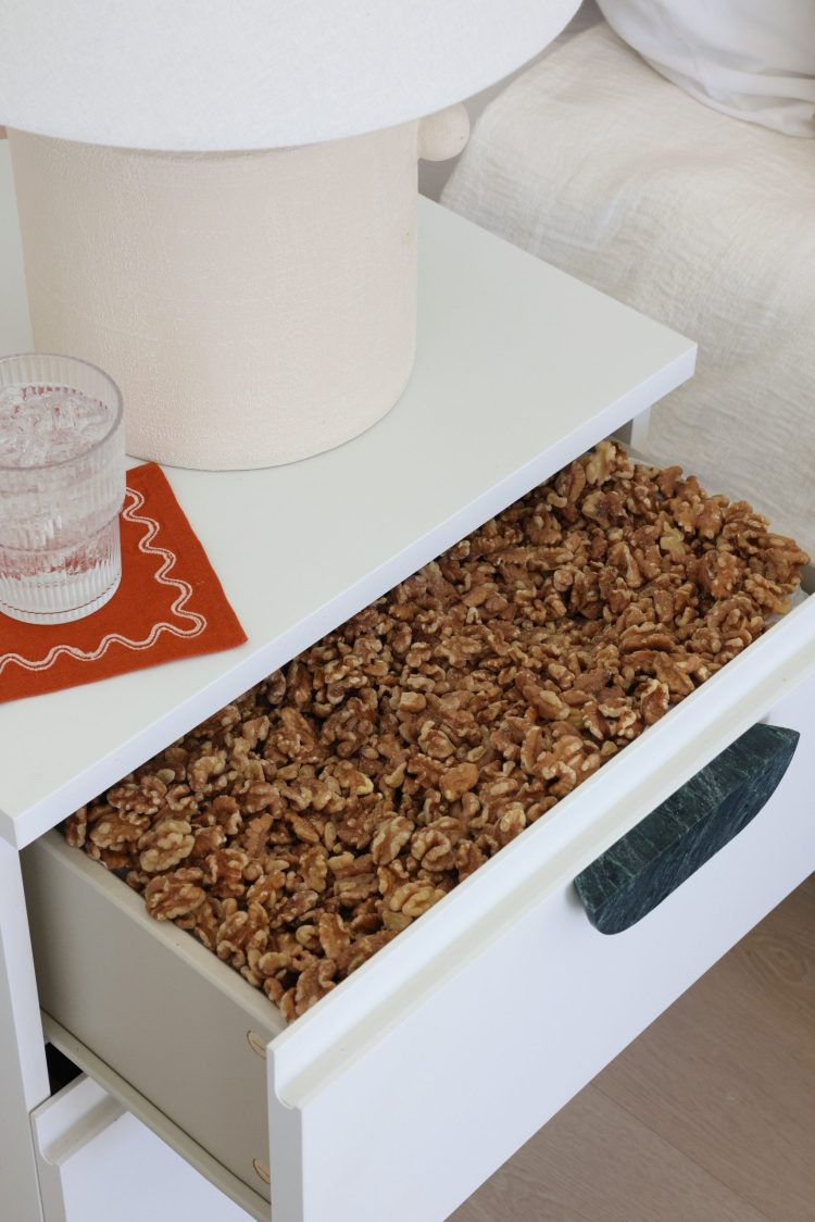 تحسن جودة النوم لدى الشباب الذين يتناولون الجوز يومياً