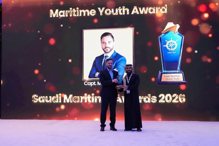 الكابتن مصطفى نجم يتسلم جائزة الشباب البحرية في ليلة الجوائز البحرية السعودية ٢٠٢٦